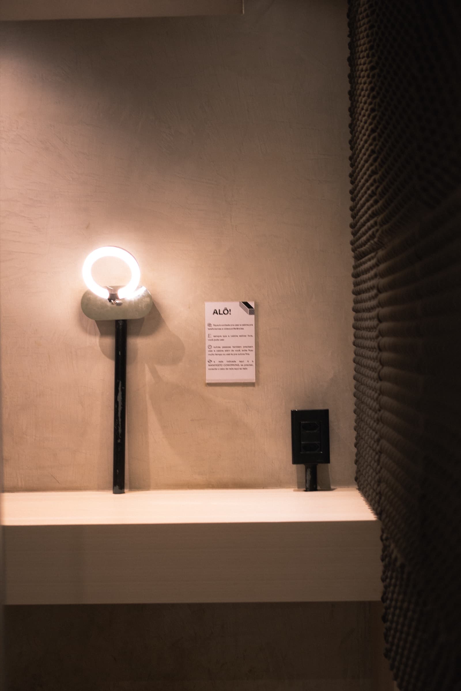 Cabine acústica para call em uso no Manifesto Coworking