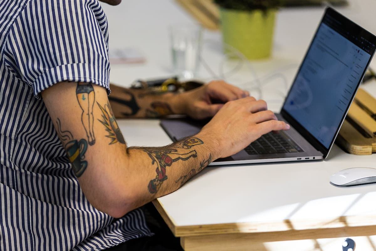 Profissional trabalhando no coworking do Manifesto, em Brasília